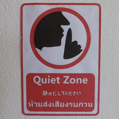 「静かにしてください」